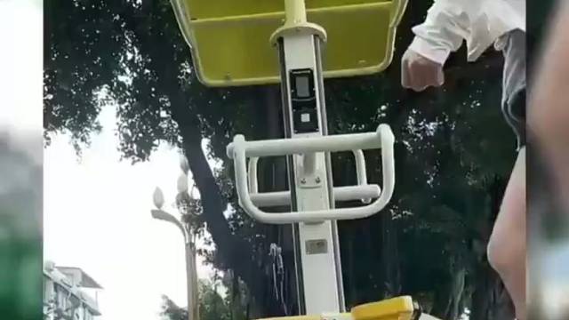 美女来公园健身，器材来源受到质疑，为何会出现这东西？