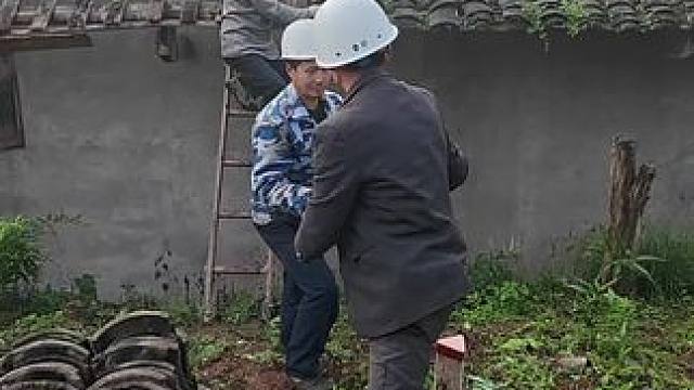 别墅换瓦大变身！专业团队齐上阵旧瓦换新颜，安全又美观你家屋顶也该升级啦？ #