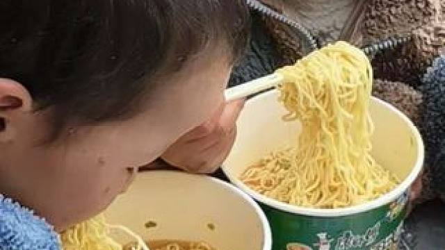 孩子们挺喜欢吃泡面。