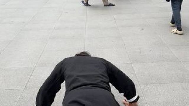 流浪大师当外国人面表演真功夫