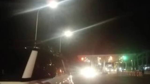 小孩才4岁也算超员？ 交警：儿童需坐安全座椅 超员的乘客没有固定的座位和安全带，一旦