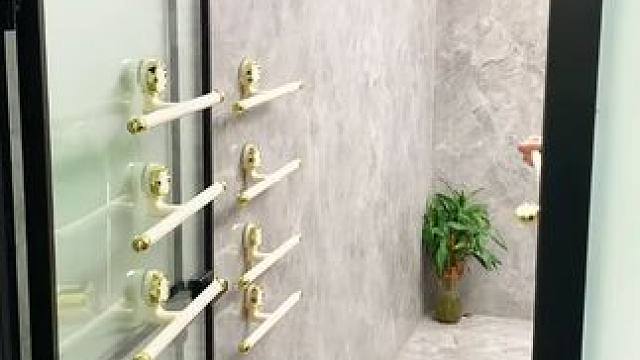 吸盘伸缩拖鞋架 不用打孔粘胶就能上墙固定的拖鞋架，可伸缩的设计，足够收纳全家人的拖鞋，不占地方，还能