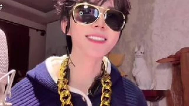 《U》 边蹦边唱气息还这么稳，反复被这段来回震惊好多次