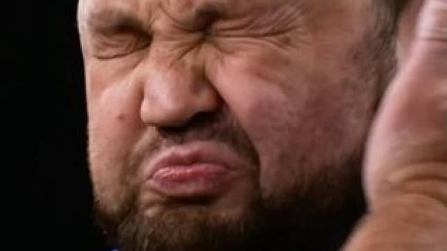 这才叫皮糙肉厚，一巴掌扇得整张脸都颤动不止，结果和没事人一样