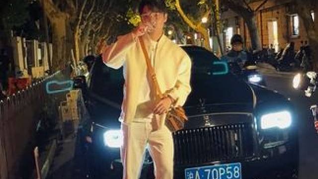 酒吧门口喝whisky的上海沪少，真的太帅了吧，原来大户人家的优雅气质都是与生俱来的，怪不的路边站的