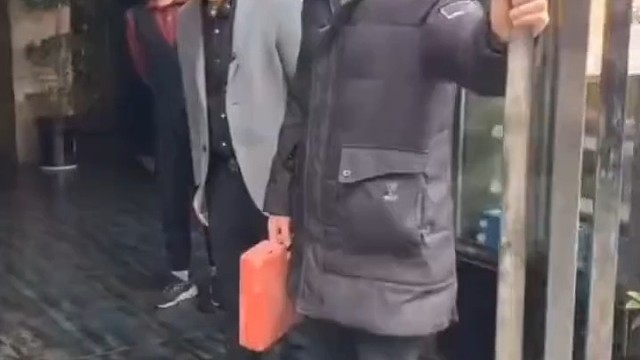 隔音效果不是一般的牛，只隔唱歌不隔骂人[捂脸]