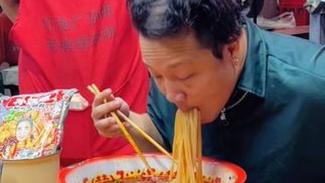 八戒要三口吃完5两螺蛳粉，拿走5000元奖励