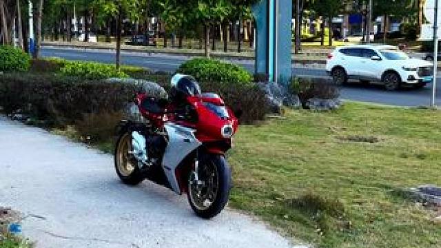 阳光正好不冷不热，年纪也还行不大不小，适合骑摩托