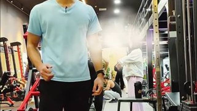 如何像C罗一样拧着身子还能大力射门？