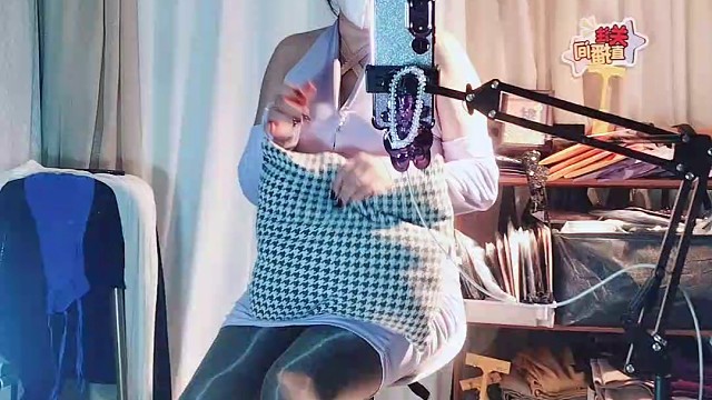 时尚穿搭-极光油亮丝