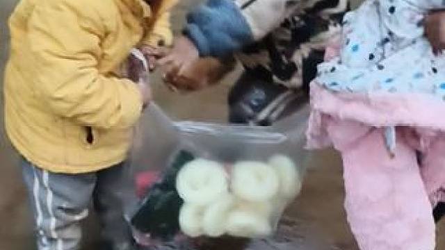 今天买了点米线回来吃。