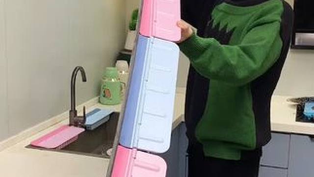 折叠挡水板置物架 在厨房洗碗池边放上这个吸盘挡水板，刷锅洗碗就不会弄得台面湿哒哒的，放在台面洗衣服也
