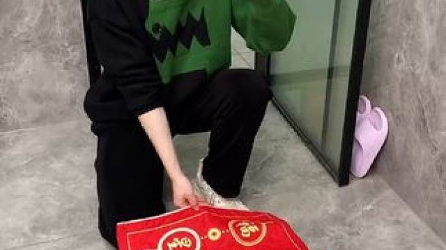 吸盘伸缩拖鞋架 不用打孔粘胶就能上墙固定的拖鞋架，可伸缩的设计，足够收纳全家人的拖鞋，不占地方，还能