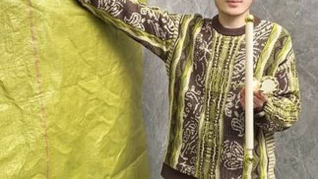 吸盘伸缩拖鞋架 不用打孔粘胶就能上墙固定的拖鞋架，可伸缩的设计，足够收纳全家人的拖鞋，不占地方，还能