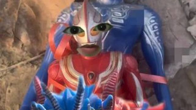 臭怪兽要把奥特曼扔到臭水沟里了