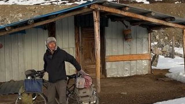 骑行西藏去墨脱，天黑被困4800米山顶，害怕有狗熊小屋住一晚