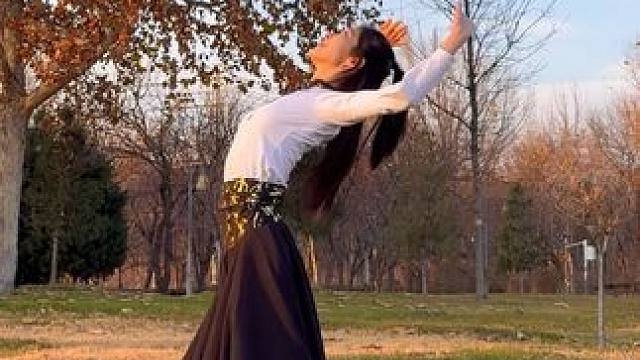 花影摇曳在时光的河边