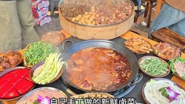 老城街头的现炒锅底，是老成都深入骨髓的烟火气