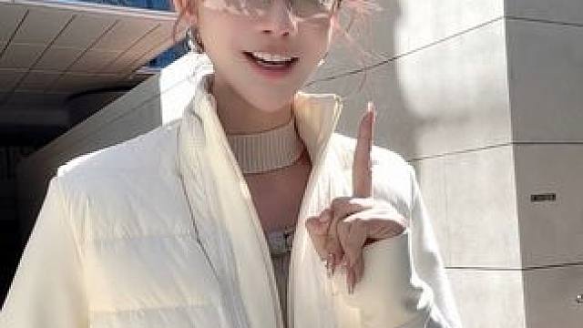 一件羽绒服四种穿法!!!你有见过吗???穿上好老钱呀!!!还有一条裤子，舒服的不要不要，比睡裤还舒服