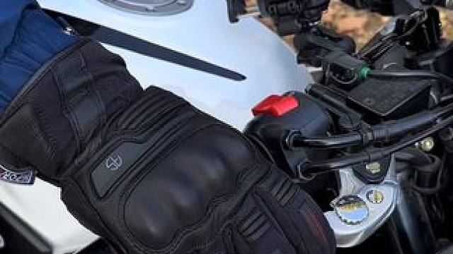 冬季骑行装备不能含糊，手套推荐这款外星蜗牛新出的M9骑行手套，多处防护，触屏也非常灵活，完全不臃肿，