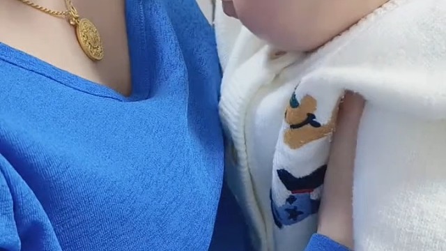 孩子，爱上你项链了[赞]