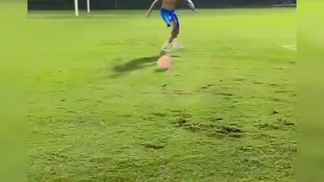 禁区左侧用哪只脚停球？