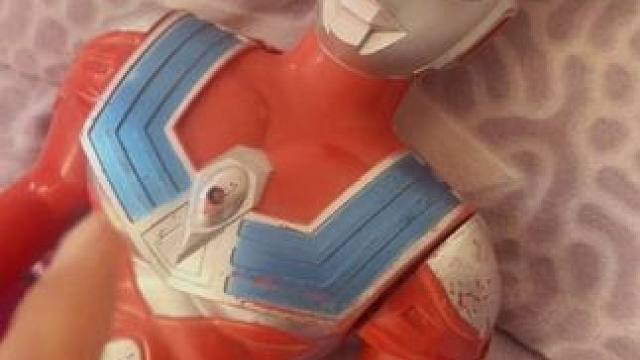 原来奥特曼在睡大觉呢