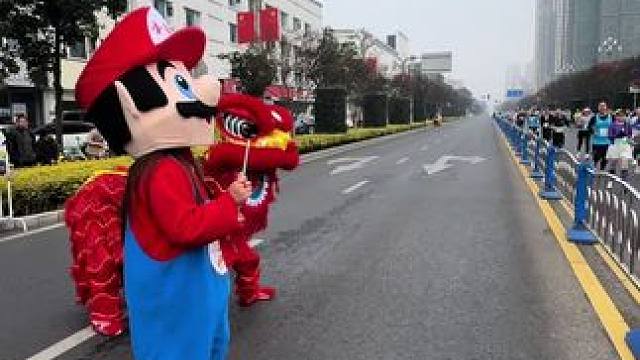 小红帽舞狮为马拉松助威