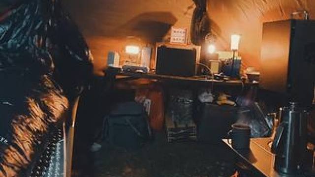 冬季露营的夜晚烧着柴火取暖，伴随着柴火燃烧的 噼啪声音入眠