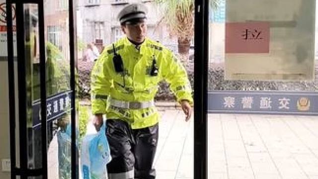 这条“两米长蛇”，你可得看仔细了