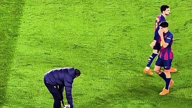 拉菲尼亚给队友补水，替补登场终于复出了