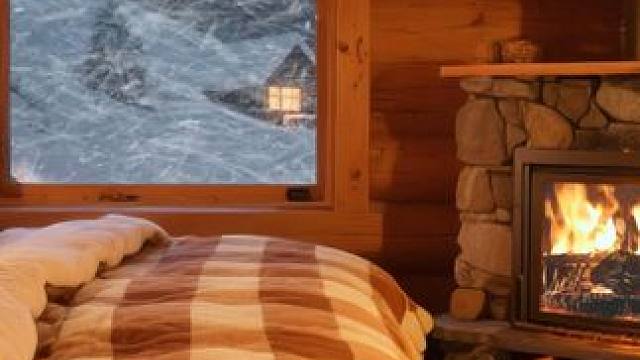 小屋在暴风雪夜温暖又安静，可以听着炉火和风雪声安心入眠