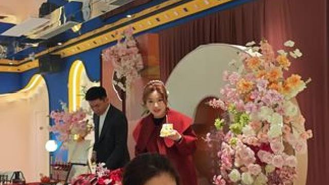 刚拍摄结束就被新娘给吐槽了，今天的客人和之前的客人都在同一桌 #