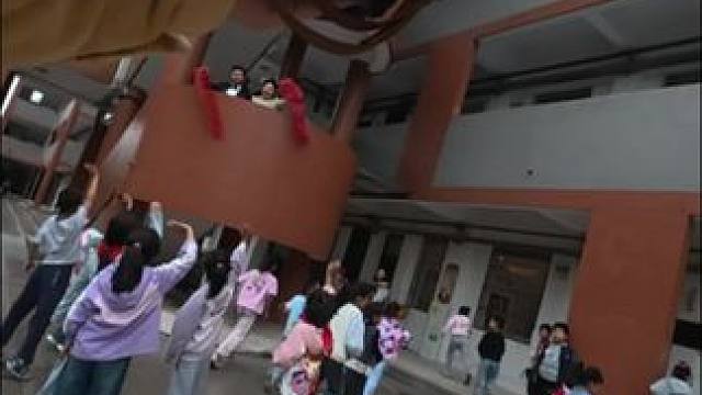 婚礼这天新郎新娘跑到小学来撒喜糖了