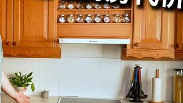 挑战用最少的钱，改造1980年的老厨房，结果… 本想着省下几万块工钱，感觉结果差点把命搭进去，打胶简