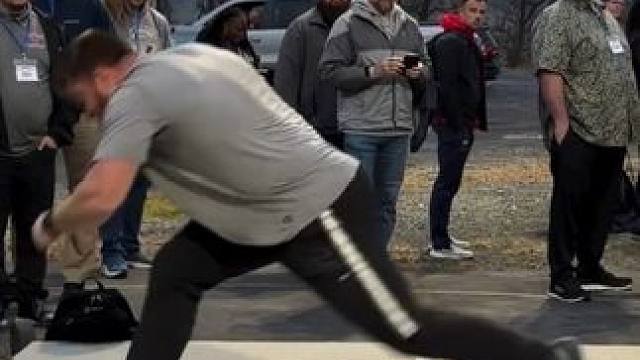 美国滑步铅球运动员卢克·沃宁：我虽然很累了，但也要进行训练。