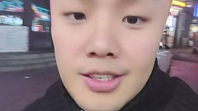 给我瞅瞅这食物，行不行，小火锅里带毛肚，扇贝，螃蟹，生蚝？？