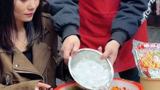 四川美女轻松拿走500元现金