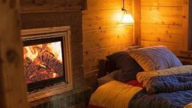 暴雪和狂风袭来了，住在温暖的小屋里放松入眠吧