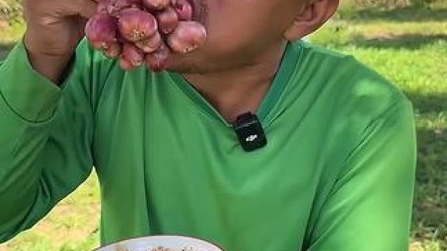 小圆葱配上脆脆的青芒果