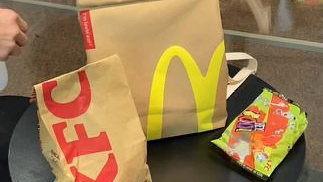 背这个包去吃肯德基会让进吗？