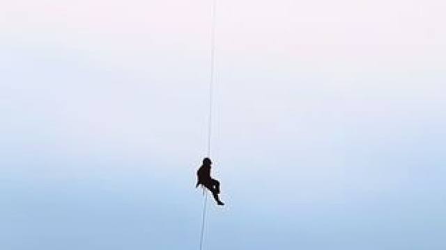 家人们，今天我们来到的是桐梓县风水镇川岩，在一百多米高的悬崖绝壁中间有一个穿洞，这个位置的风景简直不