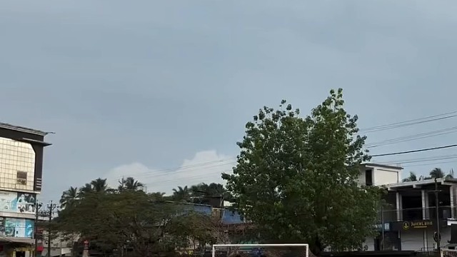 球员以精湛脚法踢出一记漂亮的任意球，皮球直入网窝得分。