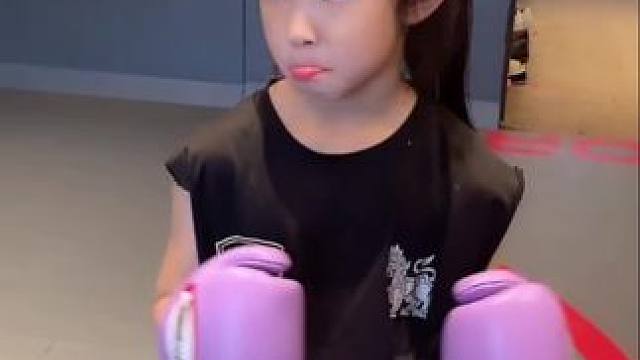 孩子越来越大了，下手越来越狠了，老父亲的有点招架住了，太难了