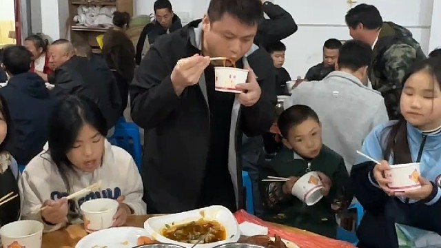 喜欢跟小孩一桌，上来先弄两瓶雪碧，小朋友们哐哐一顿灌，然后就跑去玩去了