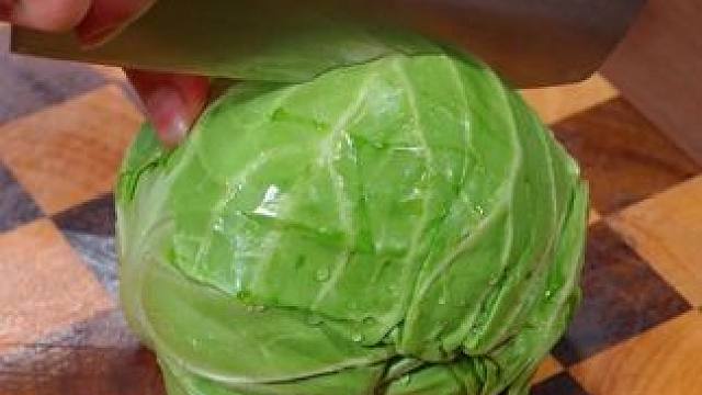 包菜直接下锅炒就错了，分享特色吃法，上桌全家都喜欢