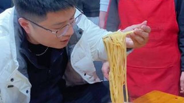 重庆帅哥轻松拿走500元现金