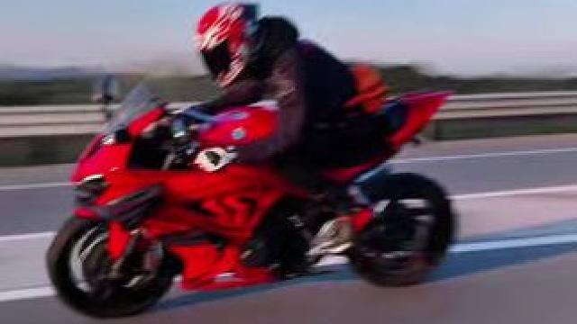 他累了，他想躺一会。