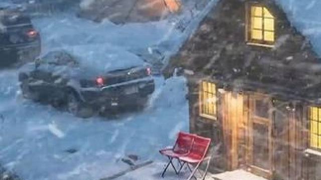 住在温暖的露营小屋里，聆听着风雪声入眠吧