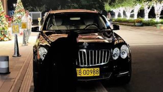 小姐姐一直好奇看着这台黄牌的迈巴赫62s，什么样的大佬才能开上它